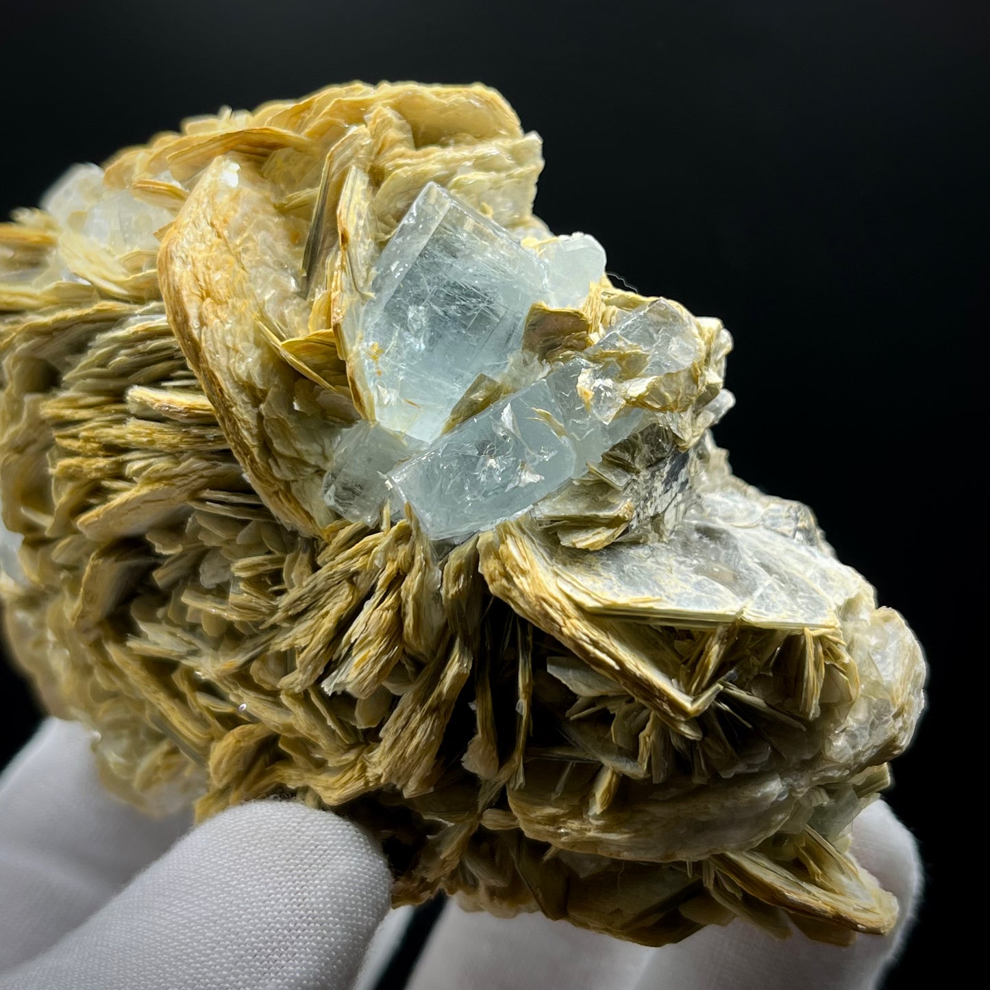 Aquamarine on Muscovite/Feldspar