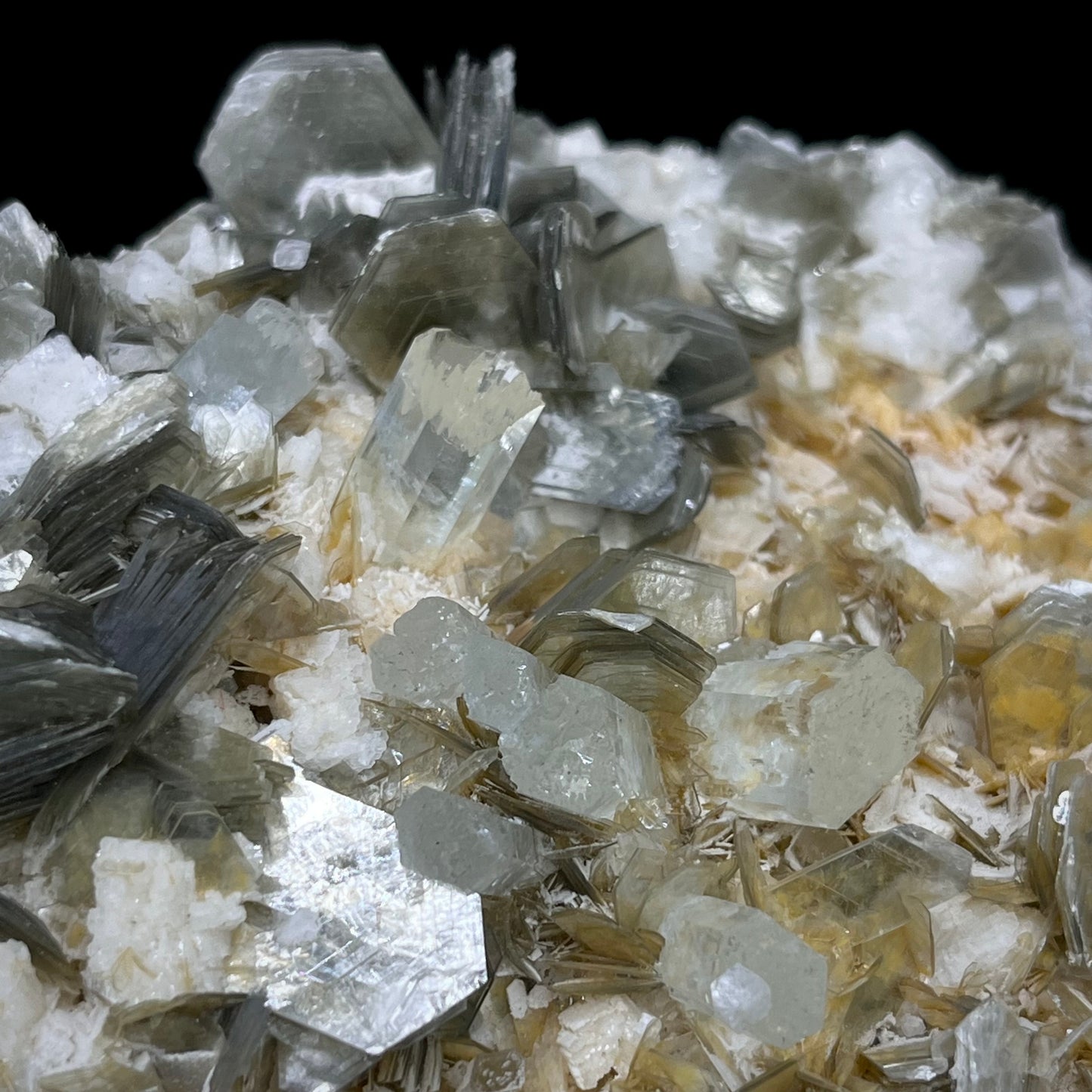 Aquamarine on Muscovite & Feldspar