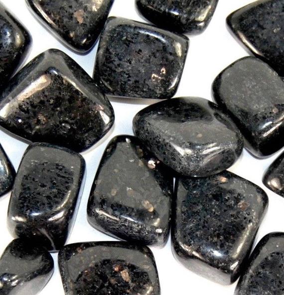 Nuummite tumble